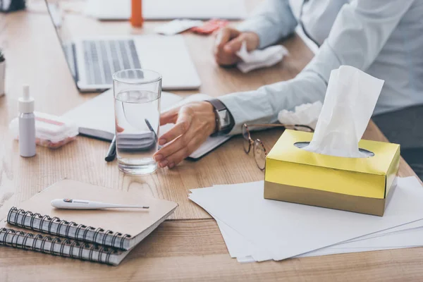 Tiro cortado de empresária doente com vários medicamentos e laptop na mesa — Fotografia de Stock