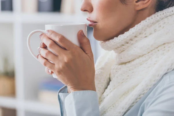 Erschossene kranke Geschäftsfrau in Schal trinkt heißen Tee im Büro — Stockfoto