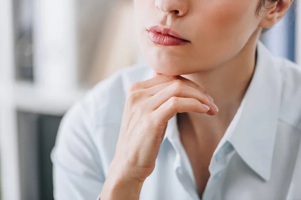 Schnappschuss von Geschäftsfrau, die im Büro Kinn mit der Hand berührt — Stockfoto