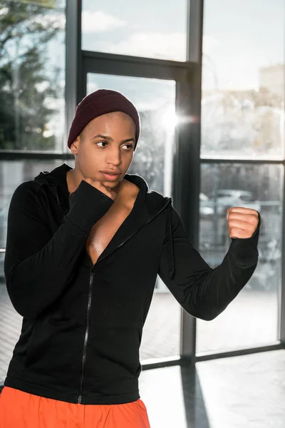 Guapo joven afroamericano boxeador ejercicio en el gimnasio - foto de stock