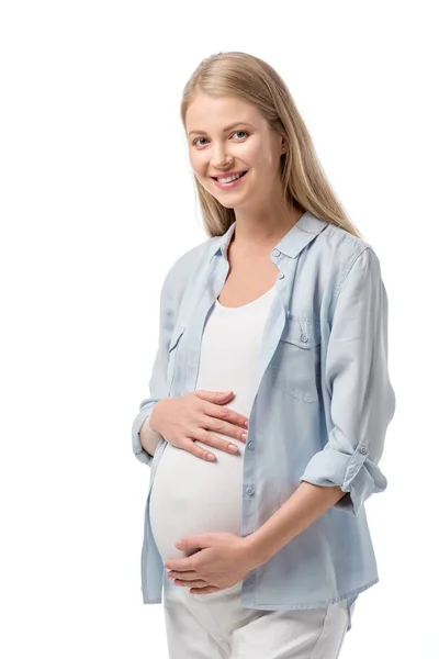 Attraktive lächelnde Schwangere in lässiger Kleidung, die in die Kamera schaut, isoliert auf Weiß — Stockfoto