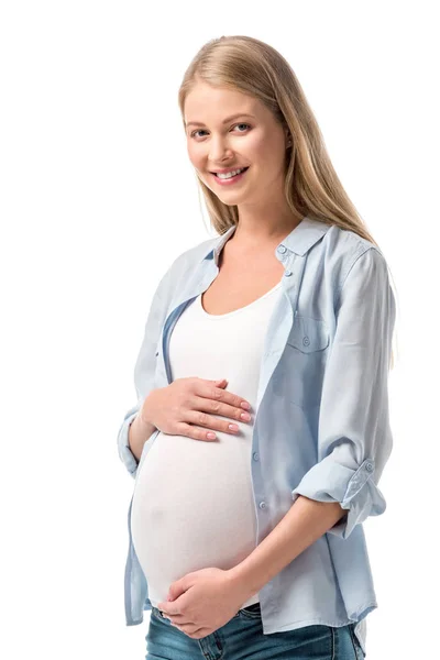 Счастливая беременная женщина в повседневной одежде, глядя на камеру, изолированную на белом — стоковое фото