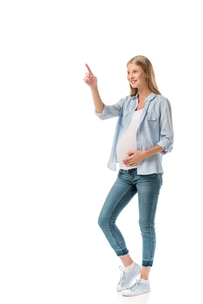 Attraente donna incinta indicando spazio vuoto isolato su bianco — Foto stock