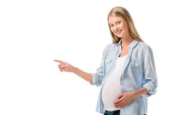 Donna incinta sorridente che indica lo spazio vuoto isolato su bianco — Foto stock