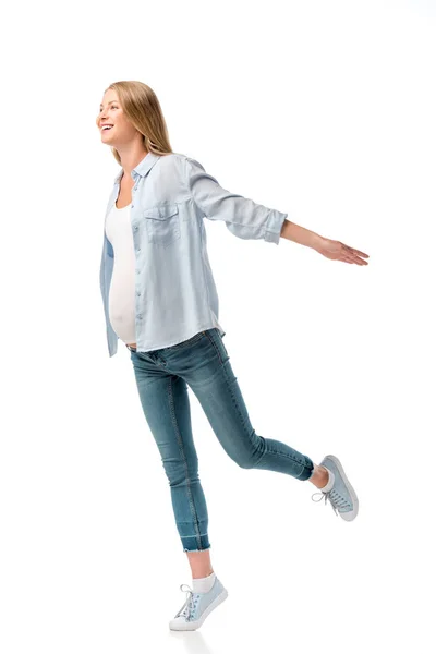 Счастливая красивая беременная женщина в рубашке и джинсах изолированы на белом — стоковое фото
