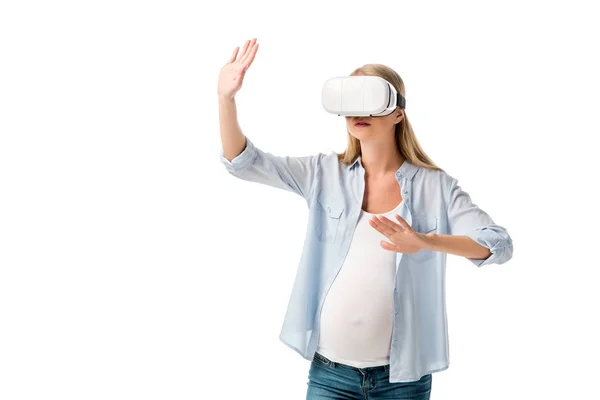 Емоційна вагітна жінка в гарнітурі vr жестикулює руками ізольовано на білому — стокове фото