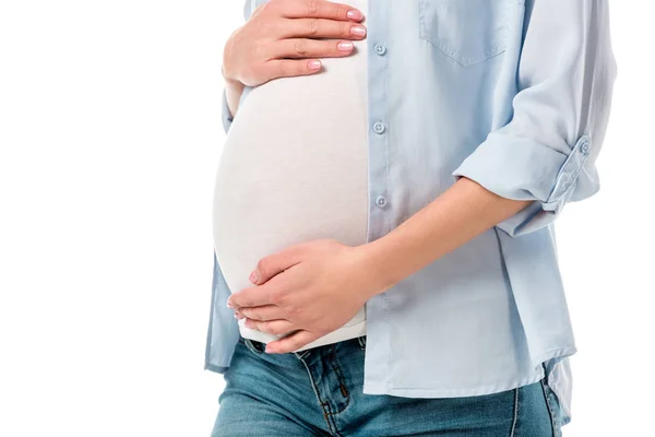 Abgeschnittene Aufnahme einer schwangeren Frau, die Bauch mit isolierten Händen auf Weiß berührt — Stockfoto