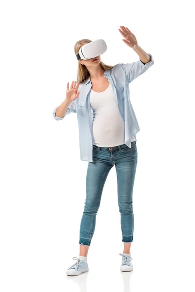 Ausdrucksstarke schwangere Frau in vr Headset gestikuliert mit Händen isoliert auf weiß — Stockfoto