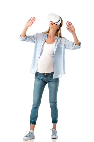 Mujer embarazada en auriculares vr mirando hacia arriba aislado en blanco - foto de stock