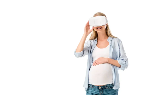 Belle femme enceinte en réalité virtuelle casque isolé sur blanc — Photo de stock