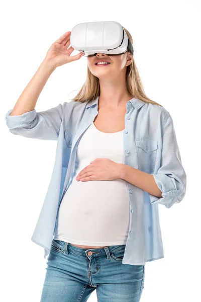 Mujer embarazada sonriente en auriculares vr aislados en blanco - foto de stock