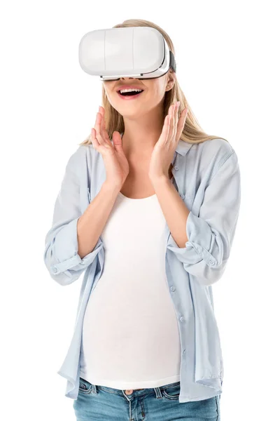 Excité femme enceinte dans vr casque isolé sur blanc — Photo de stock