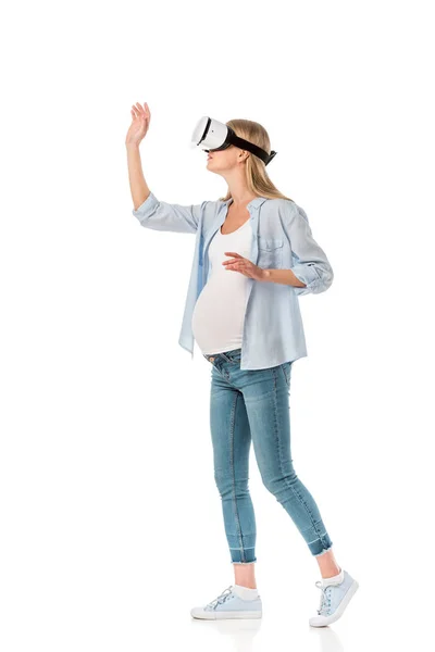 Ausdrucksstarke schwangere Frau in vr Headset gestikuliert mit Händen isoliert auf weiß — Stockfoto