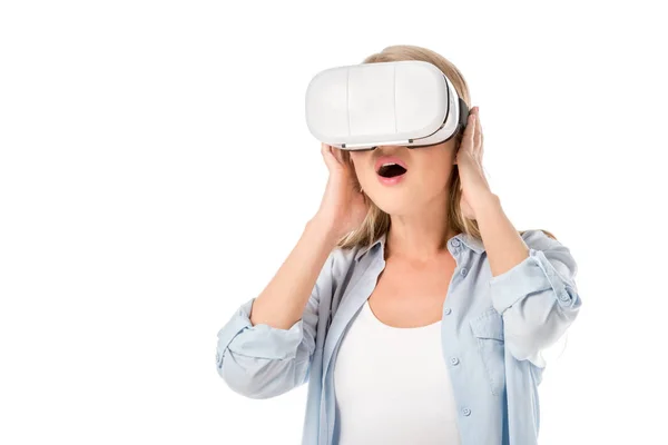 Donna incinta scioccata in auricolare vr isolato su bianco — Foto stock