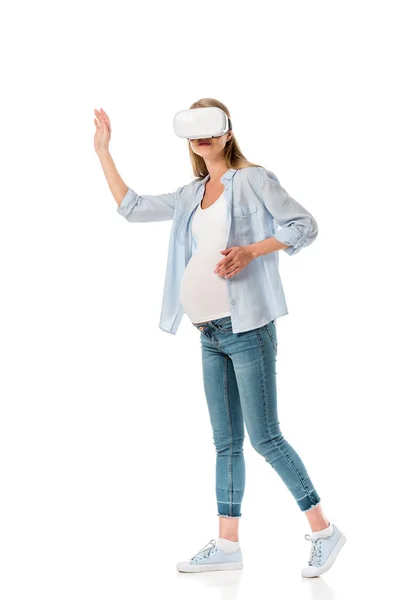 Emotionale schwangere Frau in vr-Headset isoliert auf weiß — Stockfoto