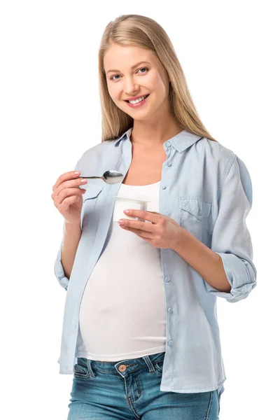 Femme enceinte souriante avec yaourt isolé sur blanc — Photo de stock
