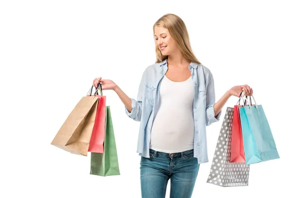 Cliente embarazada sonriente sosteniendo bolsas aisladas en blanco - foto de stock