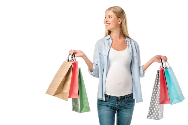 Bela mulher grávida feliz segurando sacos de compras isolados no branco — Fotografia de Stock