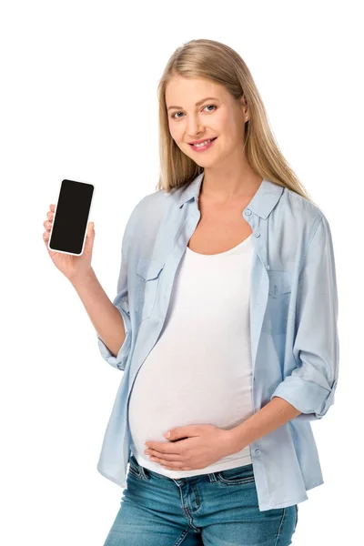Glücklich schwangere Frau zeigt Smartphone mit leerem Bildschirm isoliert auf weiß — Stockfoto