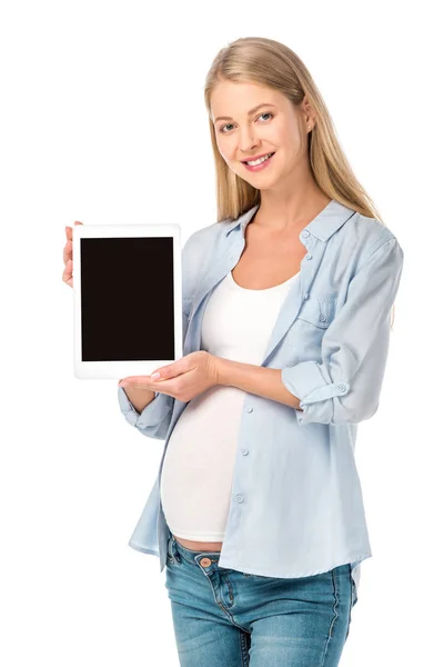 Красива усміхнена вагітна жінка, що представляє цифровий планшет з порожнім екраном ізольовано на білому — стокове фото
