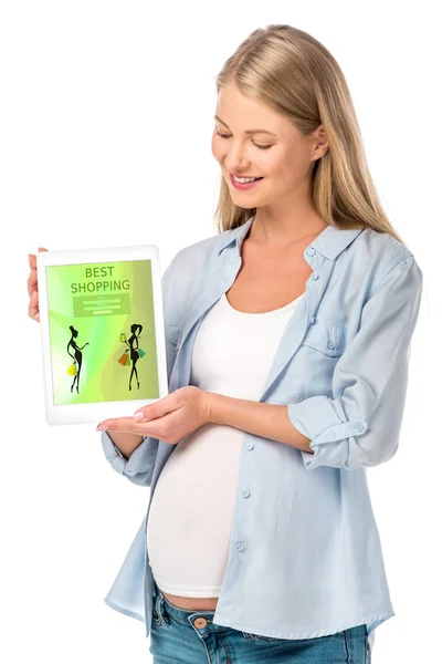 Беременная женщина показывает цифровой планшет с лучшим приложением для покупок изолированы на белом — стоковое фото