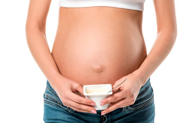 Abgeschnittene Ansicht einer schwangeren Frau mit Joghurt isoliert auf weiß — Stockfoto