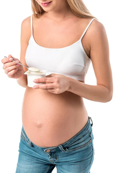 Vue recadrée de la femme enceinte en sous-vêtements tenant yaourt isolé sur blanc — Photo de stock