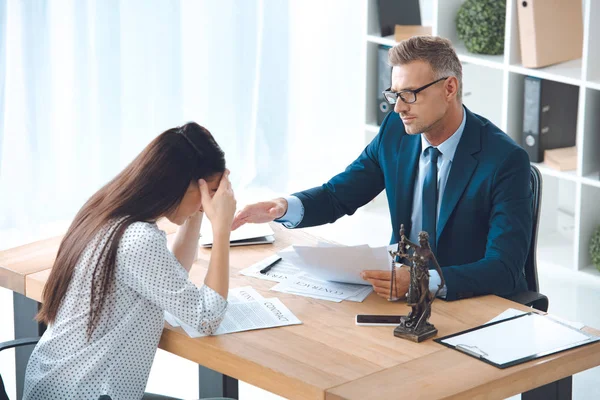 Advogado trabalhando com cliente feminino chateado no escritório — Fotografia de Stock