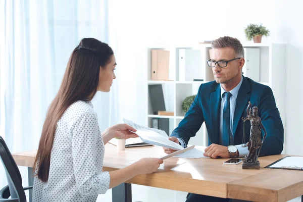 Advogado e cliente segurando papéis no escritório — Fotografia de Stock