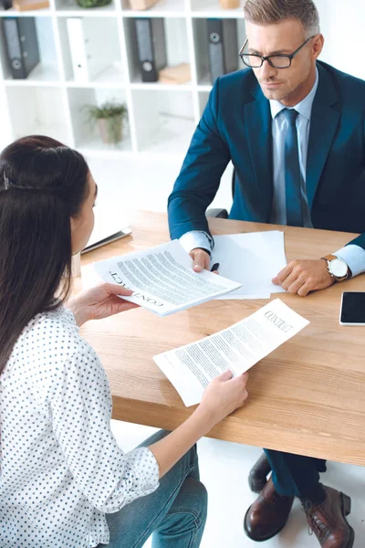 Vue d'ensemble de l'avocat et du client discutant du contrat — Photo de stock