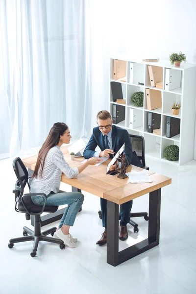 Visão de alto ângulo de advogado apontando para área de transferência e trabalhando com cliente feminino no escritório — Fotografia de Stock