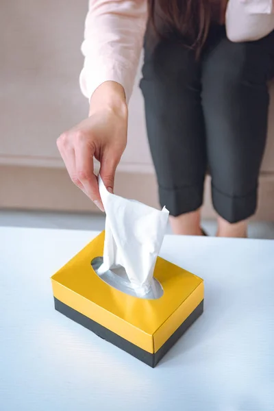 Plan recadré de la femme prenant des serviettes en papier de la boîte — Photo de stock