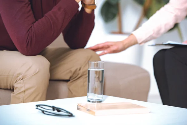 Vue partielle de l'homme et de la femme psychologue ayant séance de thérapie — Photo de stock