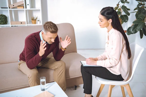 Paciente masculino que tiene cita terapéutica en el consultorio del psicólogo — Stock Photo