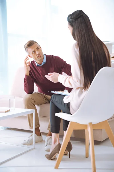 Paciente masculino que tiene cita terapéutica en el consultorio del psicólogo - foto de stock