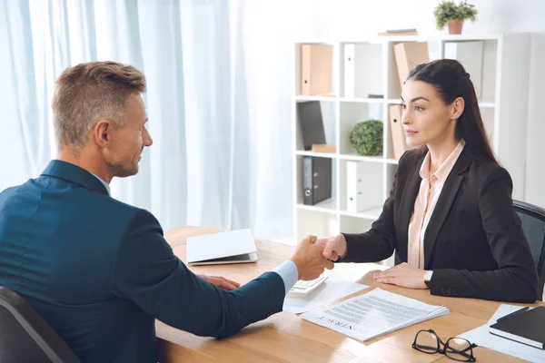 Geschäftspartner beim Händeschütteln am Arbeitsplatz im Büro — Stockfoto