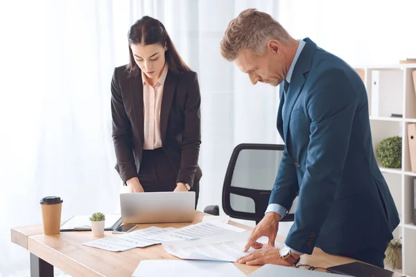 Fokussierte Geschäftspartner, die Papierkram am Arbeitsplatz im Büro erledigen — Stockfoto