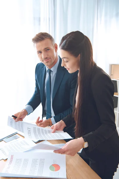 Geschäftskollegen erledigen Büroarbeit am Arbeitsplatz im Büro — Stockfoto