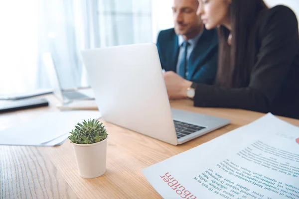 Focalizzazione selettiva degli imprenditori che lavorano sul posto di lavoro con laptop in ufficio — Foto stock