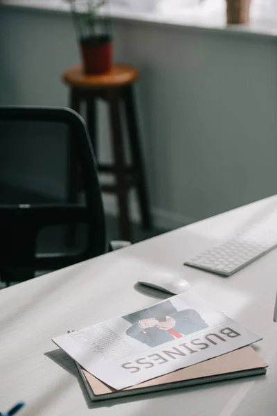 Journal d'affaires et ordinateur sur table dans le bureau d'affaires — Photo de stock