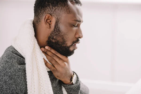 Kranker afrikanisch-amerikanischer Mann mit Halsschmerzen — Stockfoto
