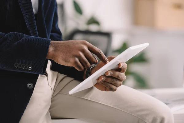 Vista recortada del hombre de negocios afroamericano utilizando tableta digital — Stock Photo