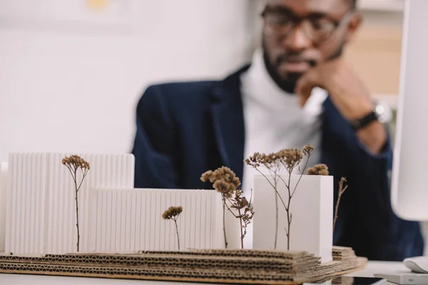 Enfoque selectivo del modelo de edificios de negocios y el ingeniero afroamericano - foto de stock