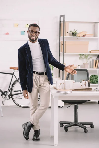 Arquitecto afroamericano exitoso profesional que trabaja con el modelo de edificios de negocios en la oficina moderna - foto de stock