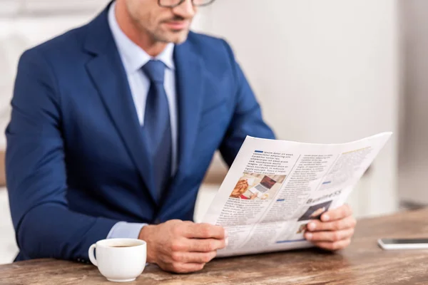 Tiro cortado de homem de negócios em terno jornal de leitura de manhã — Fotografia de Stock