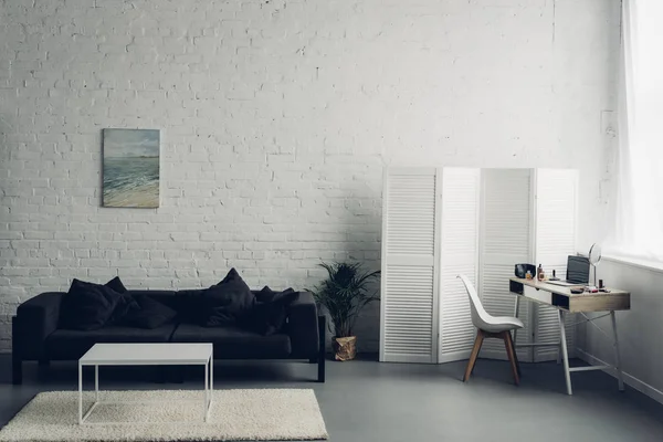 Wohnzimmereinrichtung mit Couch und Arbeitsplatz mit Laptop — Stockfoto