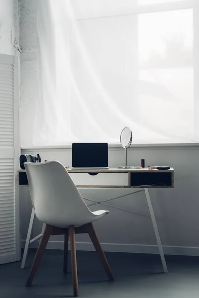 Moderno posto di lavoro con laptop e accessori per il trucco a casa — Foto stock