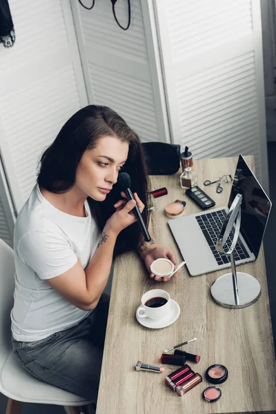 Junge Transgender-Frau schminkt sich am Arbeitsplatz zu Hause — Stockfoto