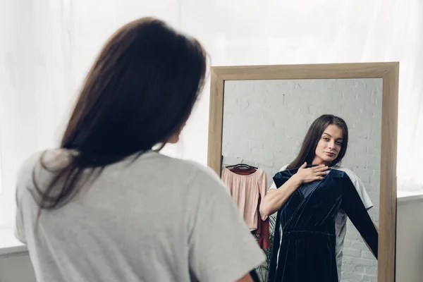 Femme transgenre avec robe regardant miroir à la maison — Photo de stock
