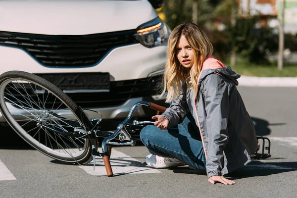 Joven mujer segada en coche en la carretera, concepto de accidente de coche - foto de stock